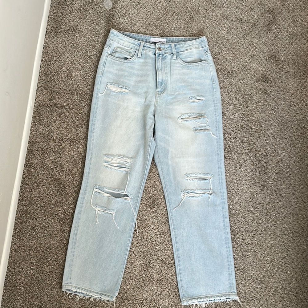 Boutique brand Vervet light-washed distressed jeans. NWOT. Size 28